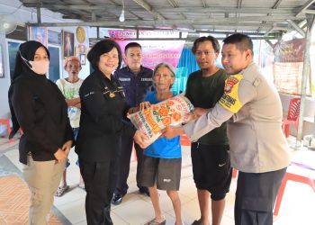 Polri Peduli, Polres Metro Bekasi Kota Berikan Bantuan Sembako Ke Panti Jompo Kasih Sayang Bekasi Timur
