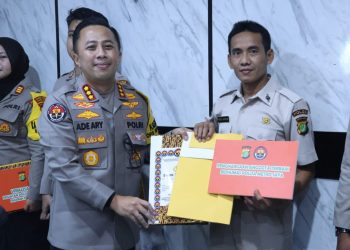 Kabid Humas Polda Metro Jaya Beri Penghargaan Kepada Kasi Humas Dan Personel Berprestasi