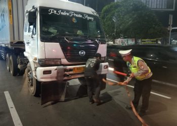 Antisipasi Kemacetan, Aksi Sigap Anggota Turjawali Satlantas Polres Metro Bekasi Kota Evakuasi Truck Mogok
