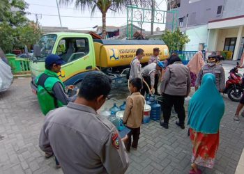 Bantu Warga Kesulitan Air Bersih, Polsek Bekasi Utara Salurkan Air Bersih berkolaborasi dengan PDAM Tirta Patriot Bekasi.
