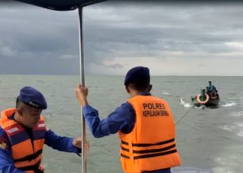 Satpolair Polres Kepulauan Seribu Evakuasi Kapal Nelayan Terombang Ambing di Perairan Pulau G
