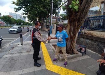 Berbagi sesama pada Jumat peduli, polisi bagikan nasi bungkus kepada juru parkir