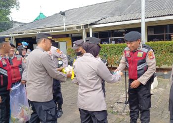 Jumat barokah Kapolsek gelar munggahan dan bagikan beras ke anggota jelang bulan suci ramadhan