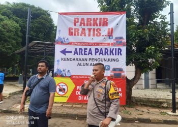 Kapolsek Kompol Bambang Askar Sodiq Pastikan Fasilitas Parkir Alun Alun Kecamatan Pondok Aren Gratis