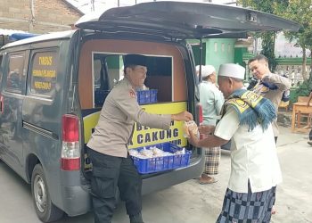 Polsek Cakung Bagikan makanan dan minuman gratis dalam Jumat peduli kepada jemaah Masjid