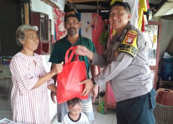 Kapolsek Ciputat Timur Salurkan Santunan kepada Buruh Cuci Gosok