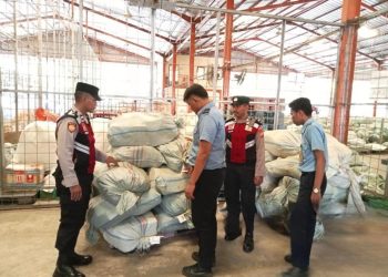 Ciptakan Kamtibmas Kondusif,Personil Polsubsektor Terminal Kargo Bandara Soekarno-Hatta Bersama Avsec Sisir Pergudangan Kargo