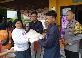 BEM Unindra bagikan ratusan kilo beras kepada warga kurang mampu di Kel. Gedong pasar rebo