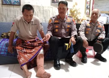 Kunjungi Anggotanya yang Sakit, Kapolsek Tebet Berikan Motivasi dan Semangat