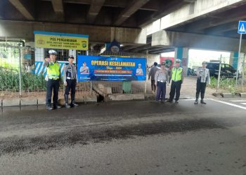 Unit Lantas Polsek Pondok Gede Bagi Brosur dan Bentangkan Spanduk Operasi Keselamatan Jaya 2024