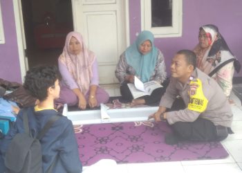 Bhabinkamtibmas Desa Kemuning Berinteraksi dengan Warga di Pos Yandu Kesehatan