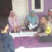 Bhabinkamtibmas Desa Kemuning Berinteraksi dengan Warga di Pos Yandu Kesehatan
