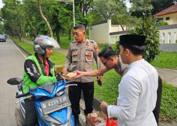 Ramadhan Barokah Polsek Cikarang Selatan: Bagikan Takjil dan Nasi Kotak kepada Pengendara Ojol dan Masyarakat