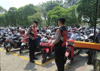 Personil Polsubsektor Terminal Kargo Bandara Soekarno-Hatta Sisir Area Parkir Kendaraan Roda Dua