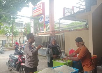 Pantau harga sembako pada bulan suci ramadhan, anggota Polsek Cipayung pastikan stok aman dan tersedia