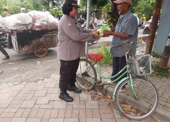 Tebar Kebaikan Kapolsek Bekasi Utara Berbagi 100 Nasi Kotak