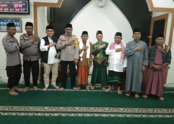 Kapolsek dan anggota sholat tarawih berjamaah, jalin silaturahmi dan sampaikan himbauan Kamtibmas