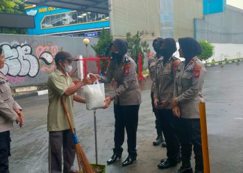 Polwan Patroli Pengayom Polres Metro Jakarta Timur berbagi kepada sesama