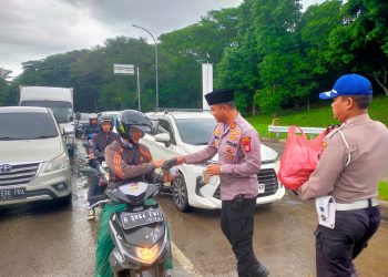 Berikan Kemudahan Berbuka Puasa, Polsek Cikarang Pusat Bagikan Puluhan Takjil