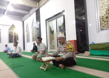 Bhabinkamtibmas Pulau Harapan Giat Tadarusan Bersama Warga di Masjid Al-Hidayah