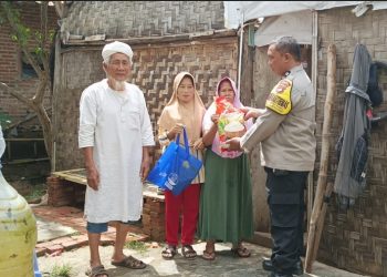 Kepedulian Babhinkamtibmas Desa Bojong Kamal Kepada Warga yang Tertimpa Musibah