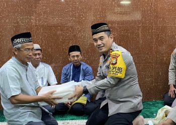 Polisi sholat tarawih keliling pererat silaturahmi dengan warga di bulan suci ramadhan