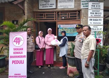 HUT YKB ke-44, Bhayangkari Ranting Polsek Jatinegara laksanakan bansos ke Purnawiran dan Wara Kauri