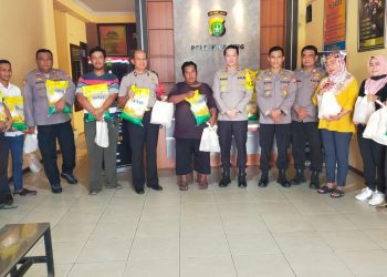 Bulan penuh berkah, Polsek Cakung bagikan sembako ke warga kurang mampu