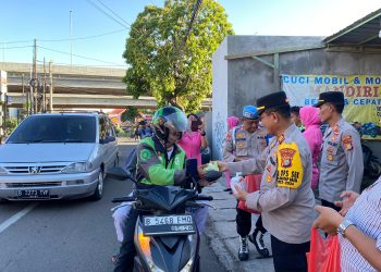 Polsek Duren Sawit Bersama Bhayangkari Bagikan Takjil
