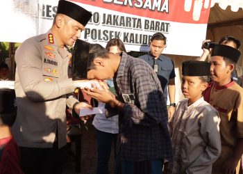 Peduli Dan Berbagi, Polres Jakbar Bersama Polsek Kalideres Bagikan 250 Takjil dan Santunan 150 Anak Yatim