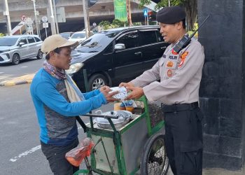 Polisi bagikan takjil kepada pengguna jalan di Jl. Otista Raya