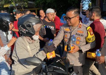 Harmoni Di Bulan Ramadhan Polsek Metro Tamansari dan Mahasiswa Bagikan Takjil Kepada Masyarakat