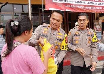 Tebar kebaikan Polres Metro Jakarta Barat dan Polsek Kebon Jeruk Bagikan 350 Paket Sembako Gratis