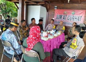Kapolres Kepulauan Seribu Gelar Jumat Curhat di Pulau Sabira: Ajak Warga Waspada Hoax dan Perhatikan Keselamatan di Laut