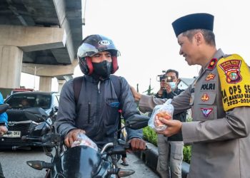 Ratusan takjil ludes dalam 10 menit dibagikan kepada pengendara di depan Mapolsek Cakung