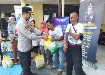 Kurangi beban masyarakat, Polisi di Pasar Rebo bagikan sembako di bulan berkah Ramadhan