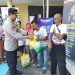 Kurangi beban masyarakat, Polisi di Pasar Rebo bagikan sembako di bulan berkah Ramadhan