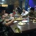 Wujud sinergitas TNI Polri, Kapolsek buka puasa bersama Anggota Koramil Cakung
