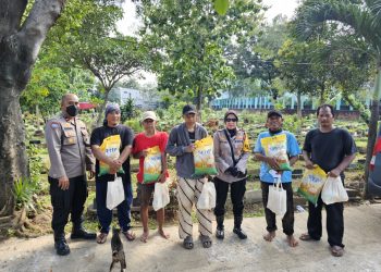 Peduli di bulan ramadhan, Kapolsek Kramatjati bagikan sembako ke petugas makam dan tukang gali kubur