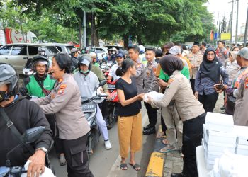 Ratusan Pengendara Sepeda Motor di Hentikan Oleh Polisi Untuk Berbagi Takjil