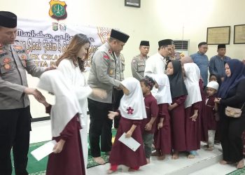 Kapolsek Cikarang Barat dan Bhayangkari Sambut Haru 25 Anak Yatim Piatu Dalam Pengajian dan Santunan