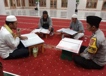 Bhabinkamtibmas Pulau Panggang Sambut Ramadhan dengan Hataman dan Tadarus Quran Bersama Warga
