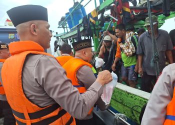 Kapolres Kepulauan Seribu Bagikan Takjil Ramadhan dan Berikan Himbauan Keselamatan kepada Nelayan