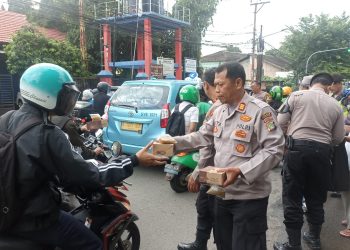 Kapolsek Kebayoran Lama Bagikan Takjil Buka Puasa di Jalan Ciputat Raya
