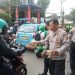 Kapolsek Kebayoran Lama Bagikan Takjil Buka Puasa di Jalan Ciputat Raya