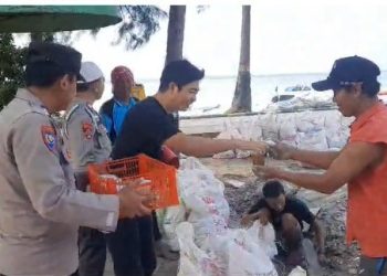 Polsek Kepulauan Seribu Selatan Berbagi Berkah Ramadhan: Takjil Keliling di Pulau Tidung