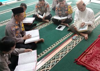 Polisi Tadarus Alqur’an di Masjid Baitul Jannah: Giat Cooling System Ramadhan 1445 H di Polres Kepulauan Seribu