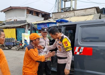 Polsek Kawasan Muara Baru Bagikan Paket Sembako kepada Petugas Kebersihan dan Pemulung