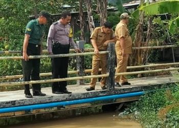 Bhabinkamtibmas Kelurahan Marga Mulya Bersama Tiga Pilar Melakukan Pengecekan Irigasi Untuk Mencegah Kembali Terjadinya Banjir