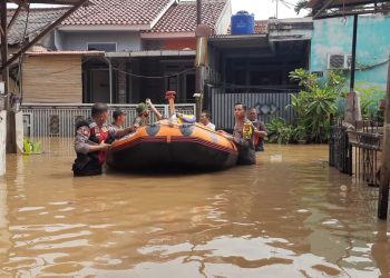 Kapolsek Bojongsari dan Anggota Polsek Bersama Team Tagana Beraksi di Lokasi Banjir